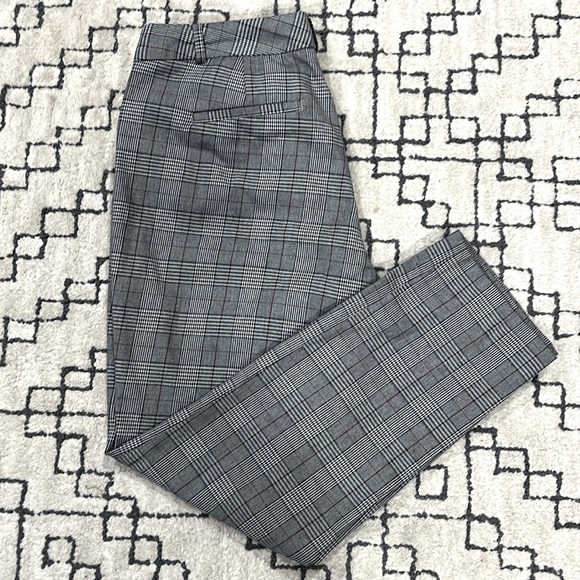 Banana Republic Pants - Banana Republic. Plaid cropped Dress pants. Size 8.
